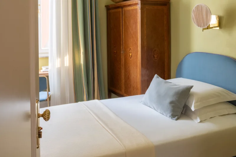 DUS room with single bed, period wardrobe and natural light for business and leisure stays near Piazza di Spagna - Hotel City Palazzo dei Cardinali, BZAR hotels in Rome