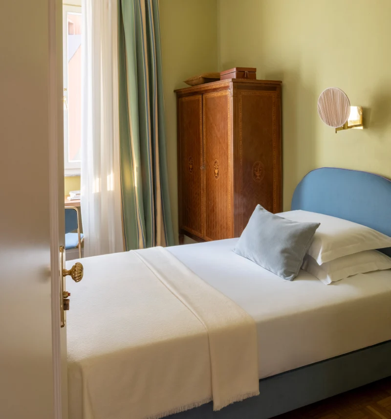 DUS room with single bed, period wardrobe and natural light for business and leisure stays near Piazza di Spagna - Hotel City Palazzo dei Cardinali, BZAR hotels in Rome