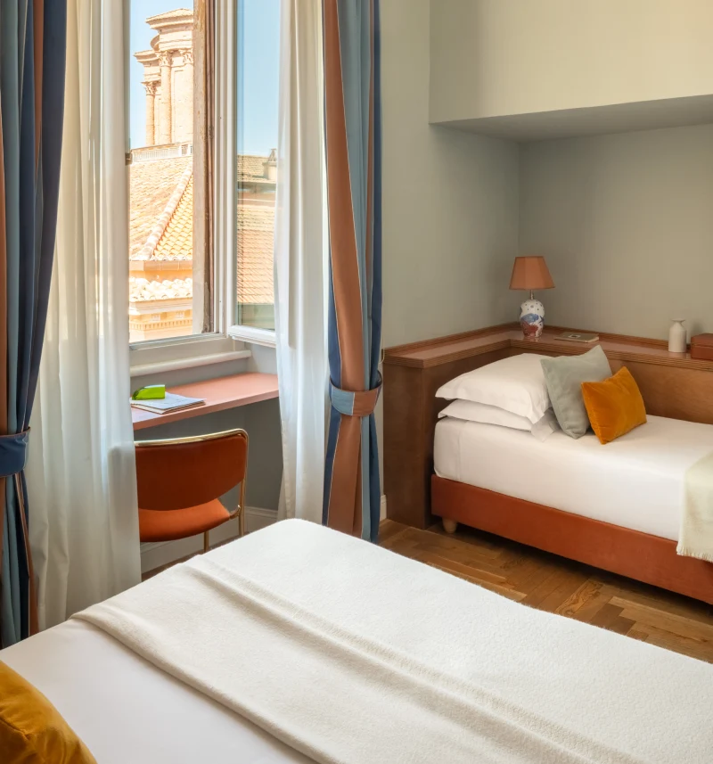 Bright triple room with comfortable beds, large window and rooftop views near Piazza di Spagna in Rome - Hotel City Palazzo dei Cardinali, BZAR hotels in Rome