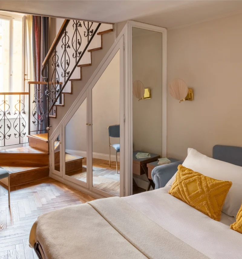 Camera quadrupla duplex con scala interna in ferro battuto, letto matrimoniale e ambienti eleganti nel centro storico vicino a Piazza di Spagna - Hotel City Palazzo dei Cardinali, BZAR hotels a Roma