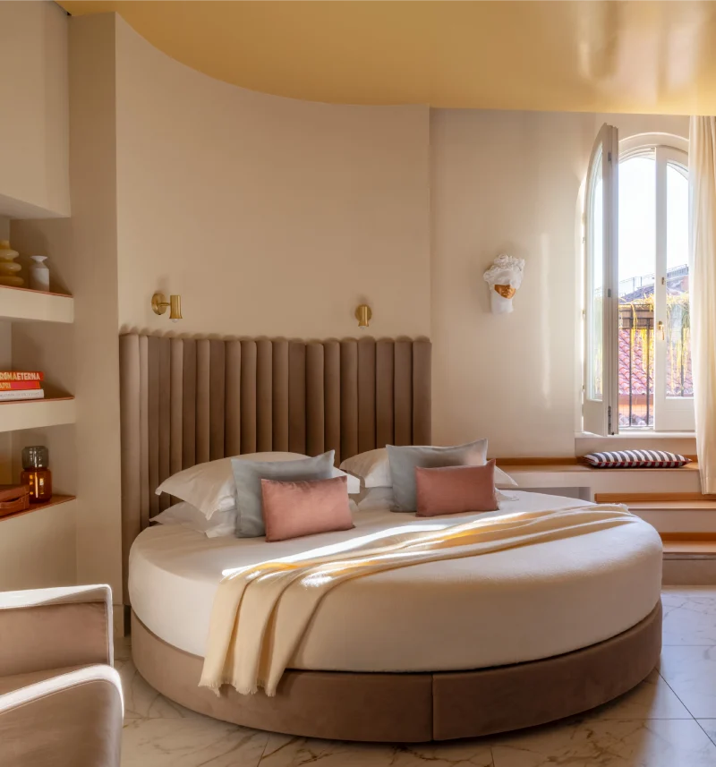 Elegant suite with round king-size bed, designer furnishings and natural light in the heart of Rome - Hotel City Palazzo dei Cardinali, BZAR hotels in Rome