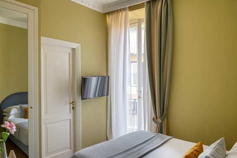 Cozy room with French balcony, natural light and modern comforts near Piazza di Spagna - Hotel City Palazzo dei Cardinali, BZAR hotels in Rome