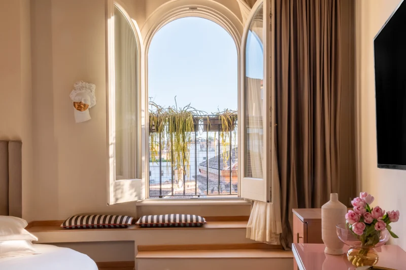 Panoramic suite with large arched window and views over Rome’s rooftops steps from Piazza di Spagna - Hotel City Palazzo dei Cardinali, BZAR hotels in Rome
