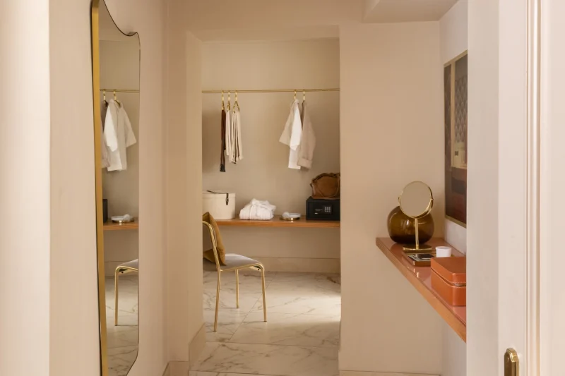 Suite walk-in wardrobe with dedicated storage space for exclusive stays in central Rome - Hotel City Palazzo dei Cardinali, BZAR hotels in Rome