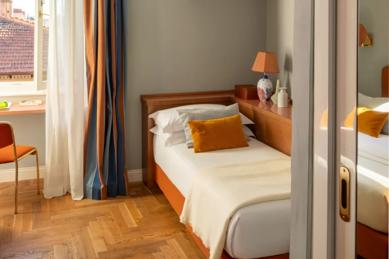 Single bed in a triple room with elegant furnishings, natural light and welcoming atmosphere in the heart of Rome - Hotel City Palazzo dei Cardinali, BZAR hotels in Rome