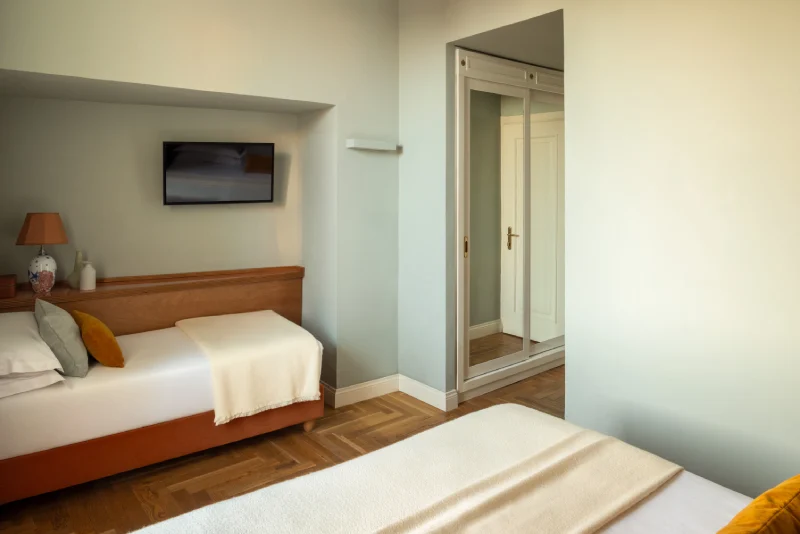 Triple room with additional bed, wall-mounted TV and refined interiors in central Rome - Hotel City Palazzo dei Cardinali, BZAR hotels in Rome